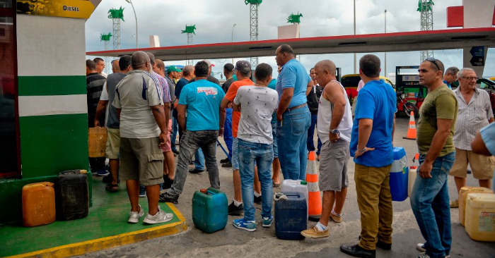 Cubanos fazem fila para comprar combustível em um posto de gasolina em Havana, em 12 de setembro de 2019 (YAMIL LAGE / AFP / Getty Images)
