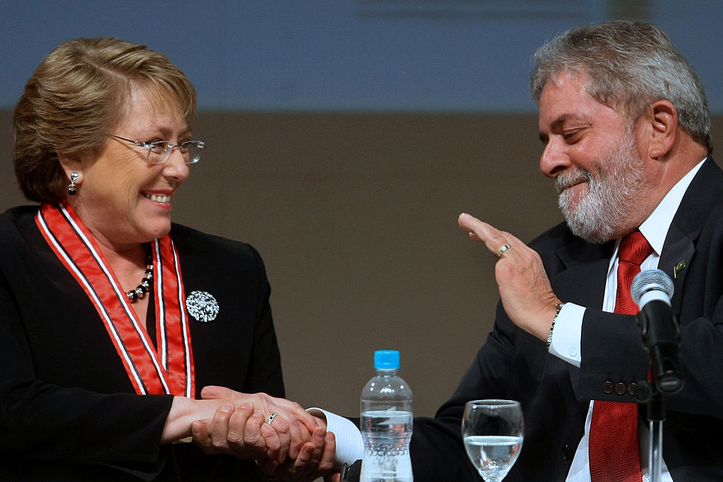 A presidente do Chile, Michelle Bachelet (esquerda), é recebida pelo presidente do Brasil, Luiz Inácio Lula da Silva, durante encontro com empresários na sede da Federação da Indústria do Estado de São Paulo (FIESP), em São Paulo, Brasil, em 30 de julho de 2009 (MAURICIO LIMA / AFP / Getty Images)