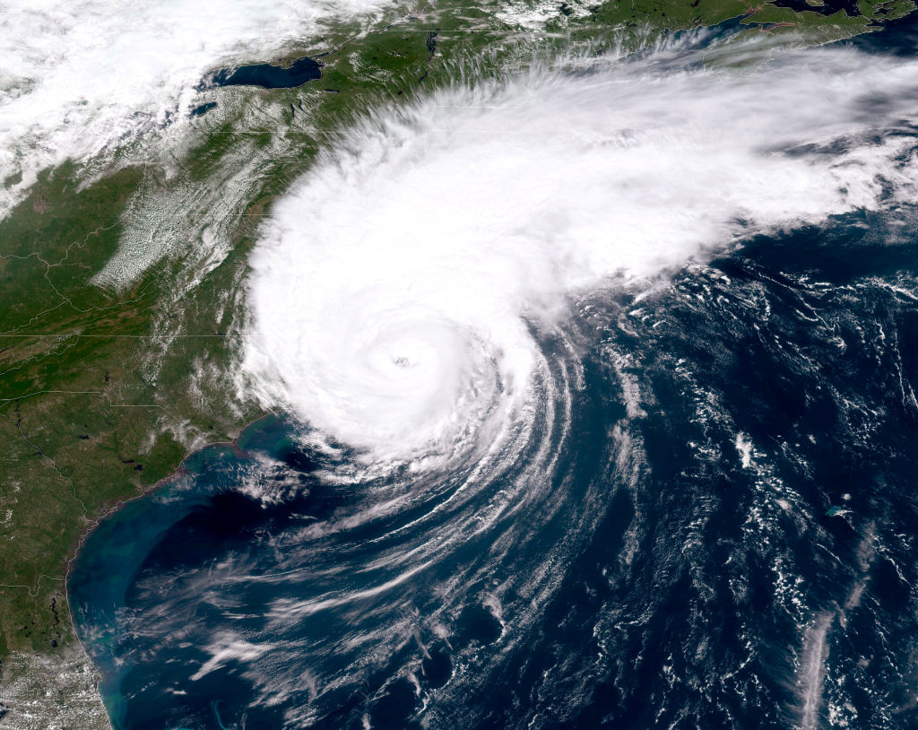 O furacão Dorian, agora uma tempestade de categoria 1, chega às ilhas da Carolina do Norte em setembro. 6, 2019 (NOAA via Getty Images)