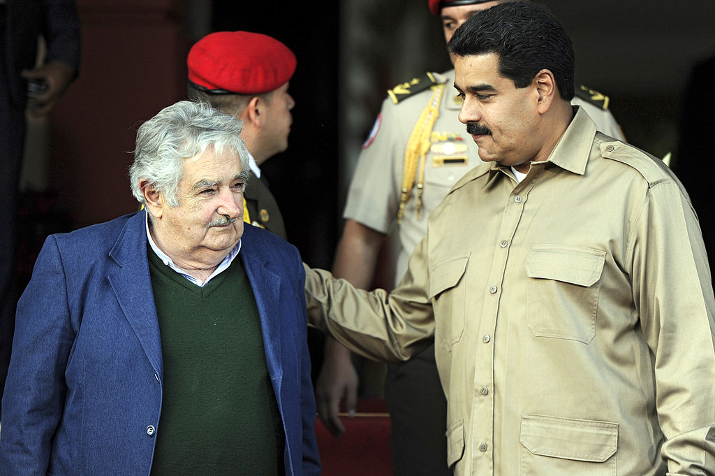 O ditador venezuelano Nicolás Maduro (à direita) cumprimenta José "Pepe" Mujica durante uma visita oficial ao Palácio Presidencial de Miraflores, em Caracas, em 12 de novembro de 2013 (LEO RAMIREZ / AFP / Getty Images)