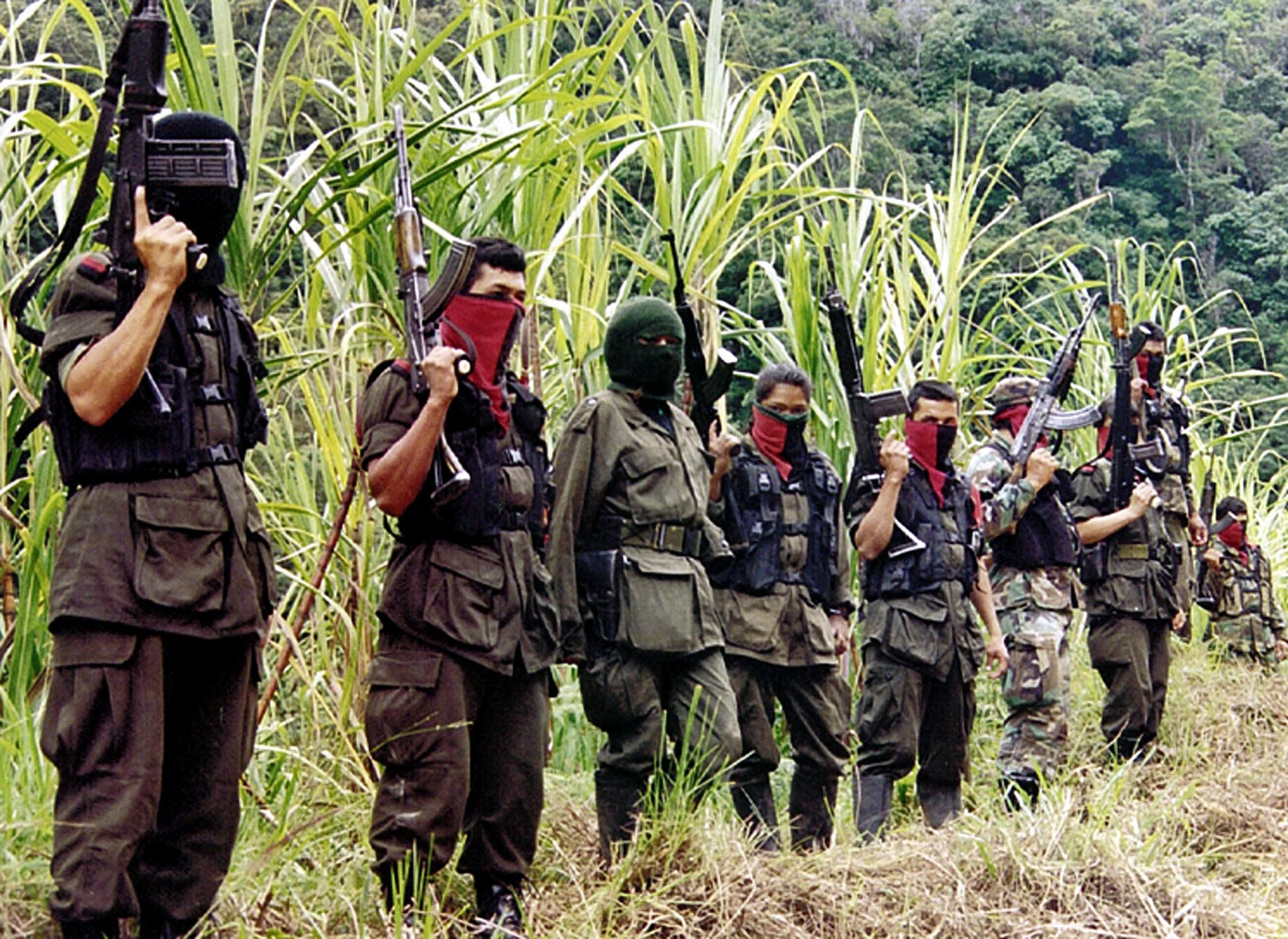 Membros do grupo de guerrilha do Exército Nacional de Libertação da Colômbia (ELN) nas montanhas de Perija, perto da cidade fronteiriça de Cúcuta, em 6 de dezembro de 1999 (Foto por STR / AFP / Getty Images)