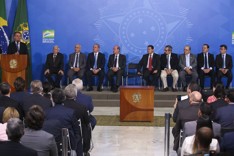 O Presidente Jair Bolsonaro durante o LanÃ§amento do Programa Nacional das Escolas CÃ­vico-Militares â PECIM.
