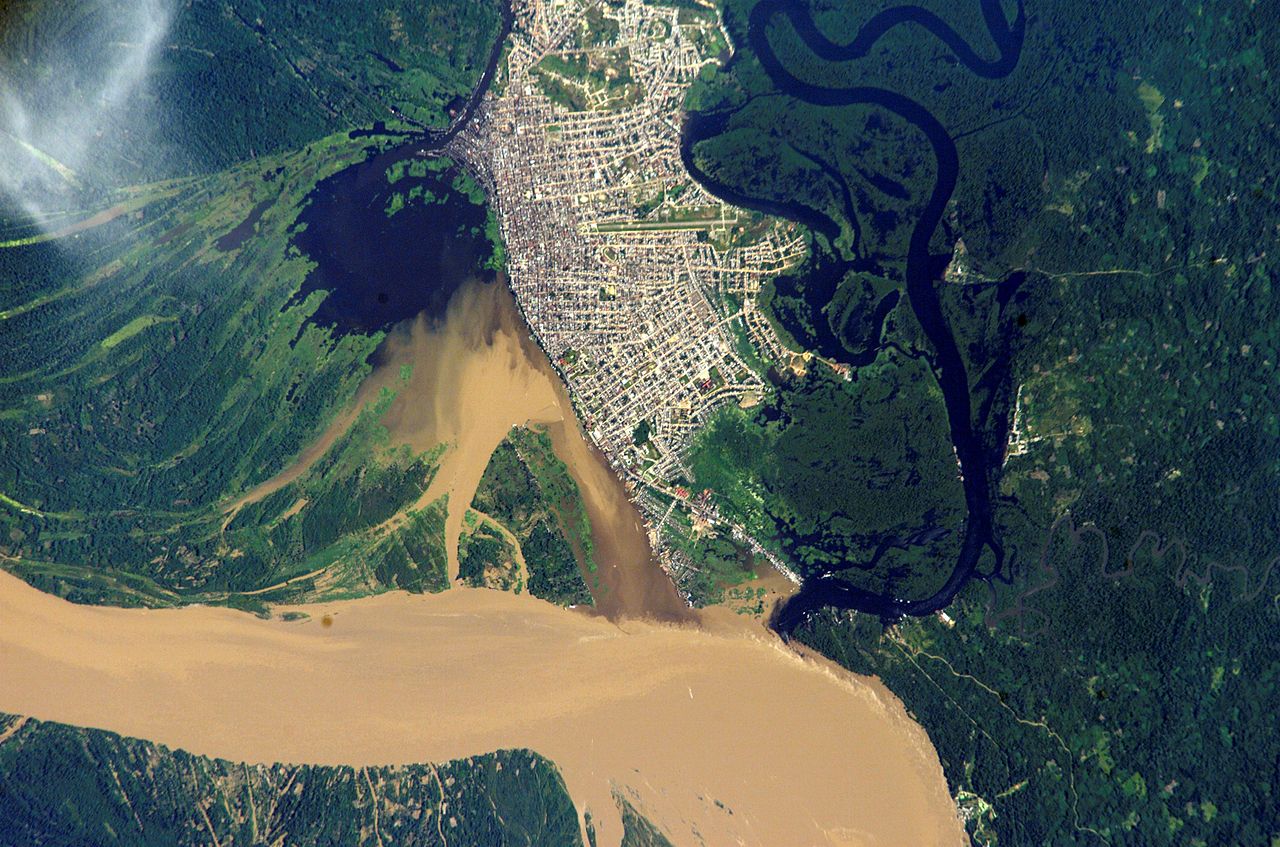 Imagem de satélite da cidade portuária de Iquitos, localizada nas proximidades do rio Amazonas, no Peru (NASA)