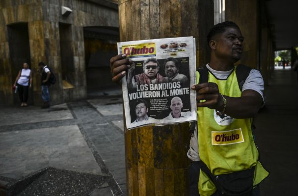 Um homem vende um jornal em Medellín, Colômbia, em 30 de agosto de 2019, mostrando fotos de líderes de grupos guerrilheiros marxistas em sua capa (Joaquin Sarmiento / AFP / Getty Images)
