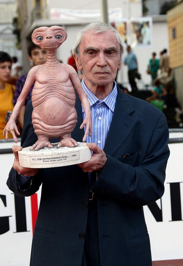 Carlo Rambaldi, artista de efeitos especiais italiano, famoso pelo design de personagens do filme de 1982 E.T., o alien (Getty Images / Vittorio Zunino Celotto)