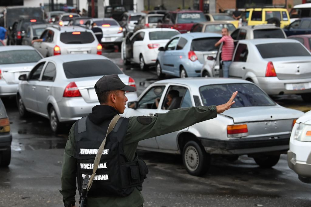 Carros fazem fila para abastecer seus tanques de gasolina em um posto de gasolina em Valência, Carabobo, Venezuela, em 25 de maio de 2019. (MARVIN RECINOS / AFP / Getty Images)