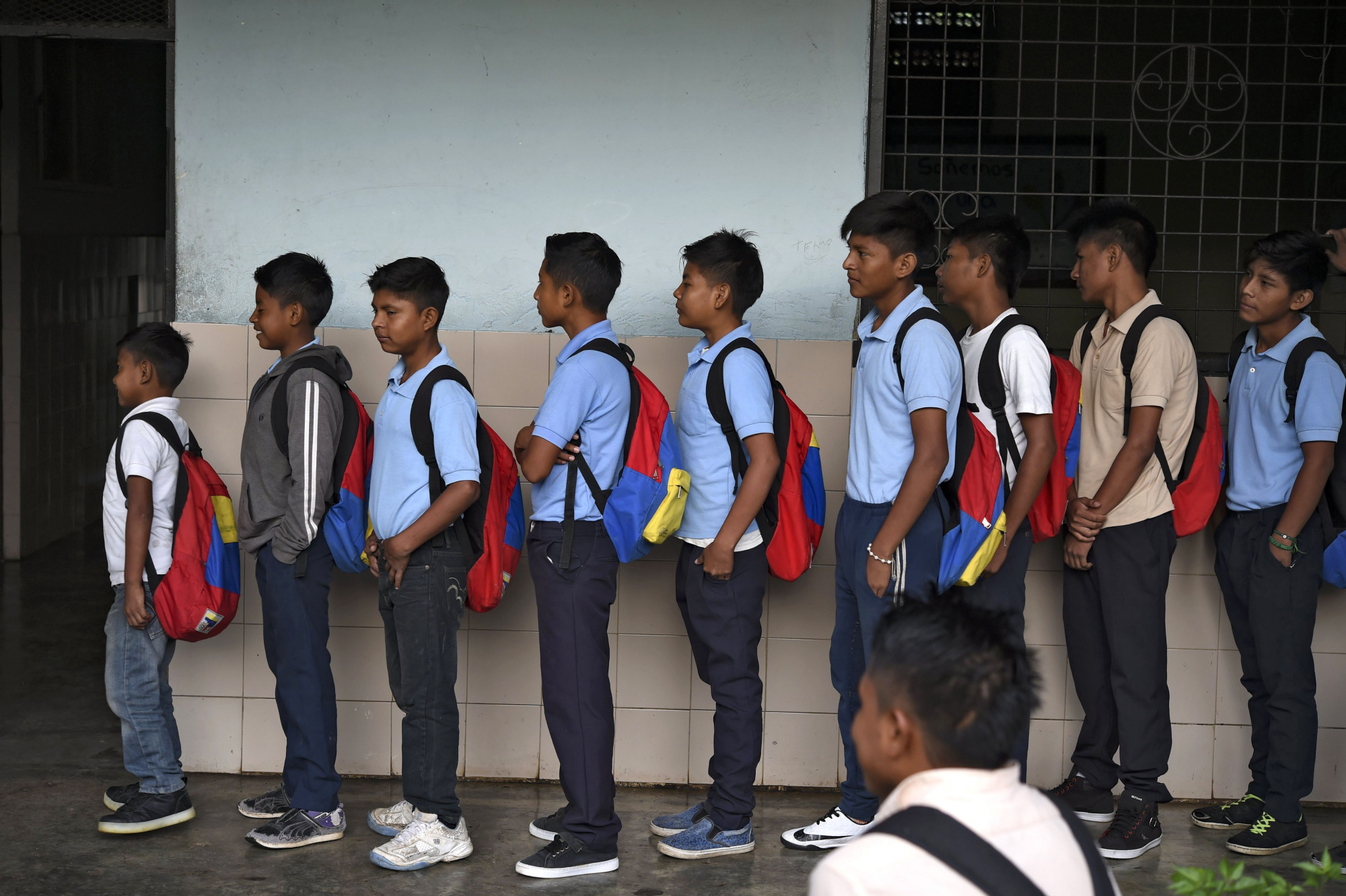 Um grupo de adolescentes espera sua vez de tomar café da manhã antes de ir para a escola em Zulia, Venezuela, em 12 de junho de 2019. (Yuri Cortez / AFP / Getty Images)