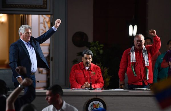 (da esquerda para a direita) o ditador cubano Miguel Díaz-Canel, seu colega venezuelano Nicolás Maduro e o presidente da Assembléia Nacional Constituinte de Chávez, Diosdado Cabello, durante a cerimônia de encerramento do Fórum de São Paulo, no Palácio Presidencial de Miraflores, em Caracas, 28 de julho de 2019 (FEDERICO PARRA / AFP / Getty Images)