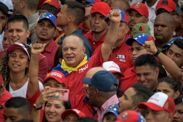O presidente da Assembléia Nacional Constituinte da Venezuela, Diosdado Cabello (C), levanta o punho durante uma manifestação para comemorar o 11º aniversário da fundação da Juventude do Partido Socialista Unido da Venezuela (PSUV) em Caracas, em 12 de setembro de 2019 (FEDERICO PARRA / AFP / Getty Images)