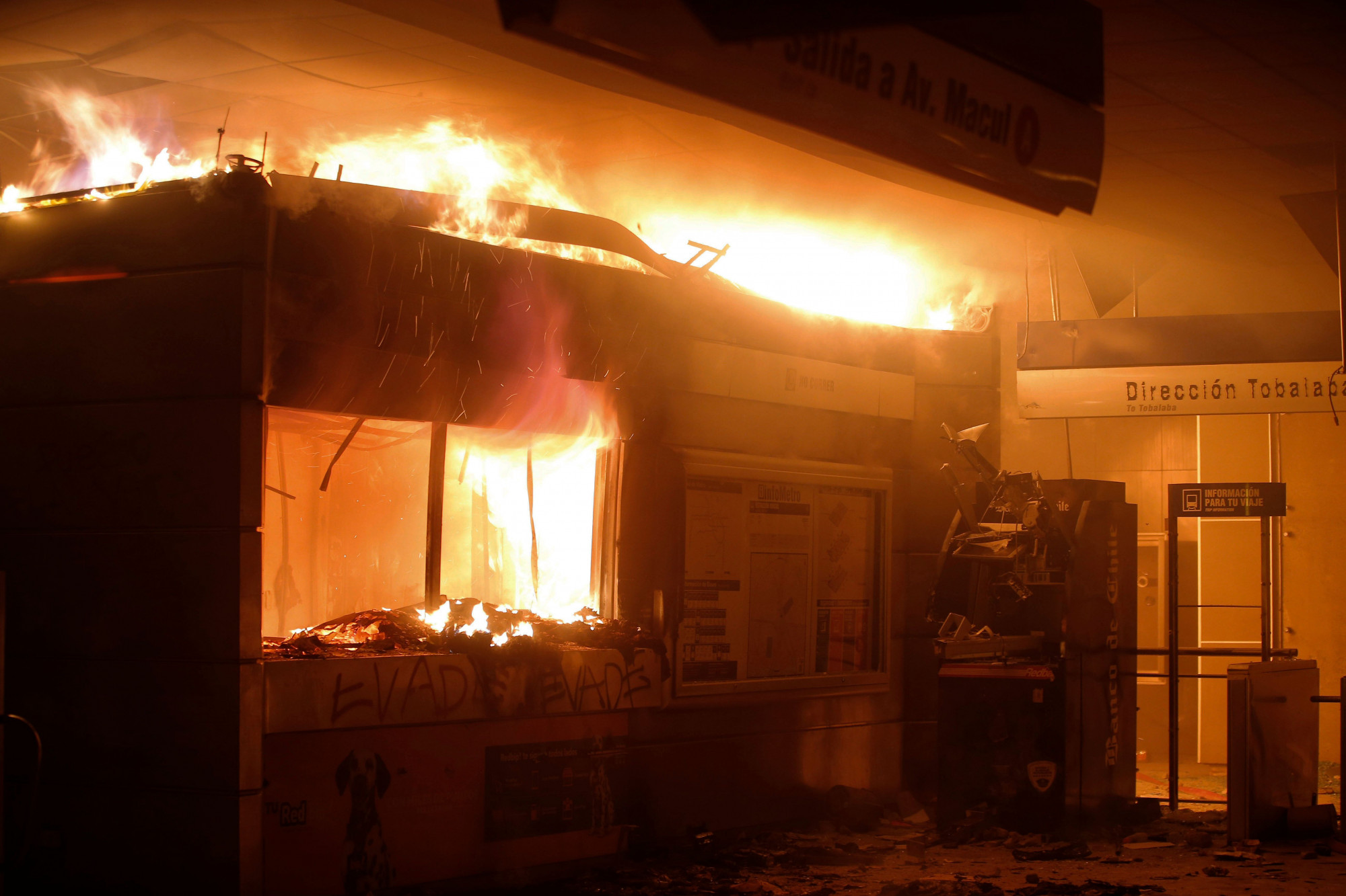  Vista da estação de metrô Macul incendiada por manifestantes durante um protesto em massa de evasão de tarifas em Santiago, em 19 de outubro de 2019 (Javier Torres / AFP via Getty Images)