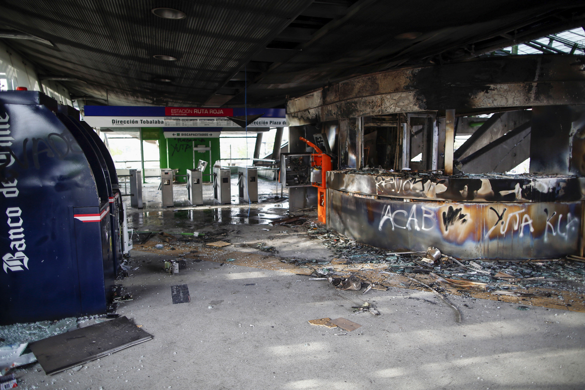 A estação de metrô 'Los Quillares' aparece na foto após incêndio durante os confrontos, em um protesto contra a sonegação de tarifas maciças que paralisaram todo o sistema de metrô na sexta-feira em Santiago, em 19 de outubro de 2019 (Pablo Vera / AFP via Getty Images)