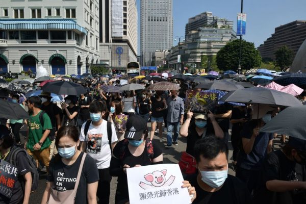 Manifestantes participam de uma marcha pela democracia no distrito de Tsim Sha Tsui, em Hong Kong, em 20 de outubro de 2019 (Ed Jones / AFP via Getty Images)