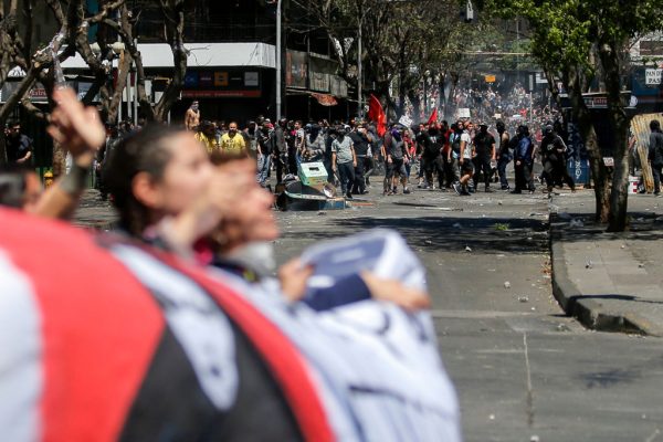 Manifestantes enfrentam soldados durante um protesto em Valparaíso, no Chile, em 21 de outubro de 2019 (Foto por JAVIER TORRES / AFP via Getty Images)