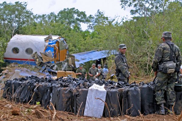 Soldados mexicanos monitoram a apreensão de cocaína pura de 3,3 toneladas, após o acidente do avião "Golf Stream II" da Colômbia, na selva de Mérida, no estado de Yucatán, sul do México, em 23 de setembro de 2007 ( STR / AFP / Getty Images)