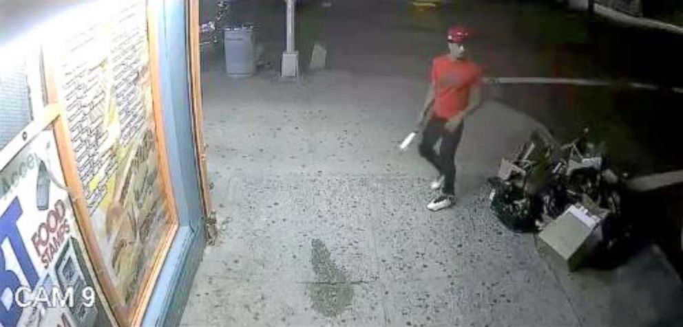 A polícia divulgou uma videovigilância mostrando um homem de camisa vermelha como parte de um grupo de homens que supostamente atacaram Lesandro Guzmán Feliz, 15 anos, com uma faca no Bronx em junho de 2018(Chefe Terence Monahan / NYPDChiefofDept)
