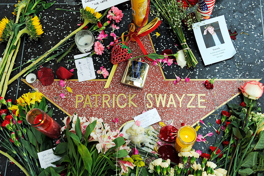 Os fãs deixam flores, velas e mensagens na estrela de Patrick Swayze na Calçada da Fama de Hollywood, dedicada em 1997 (© Getty Images | Kevork Djansezian)