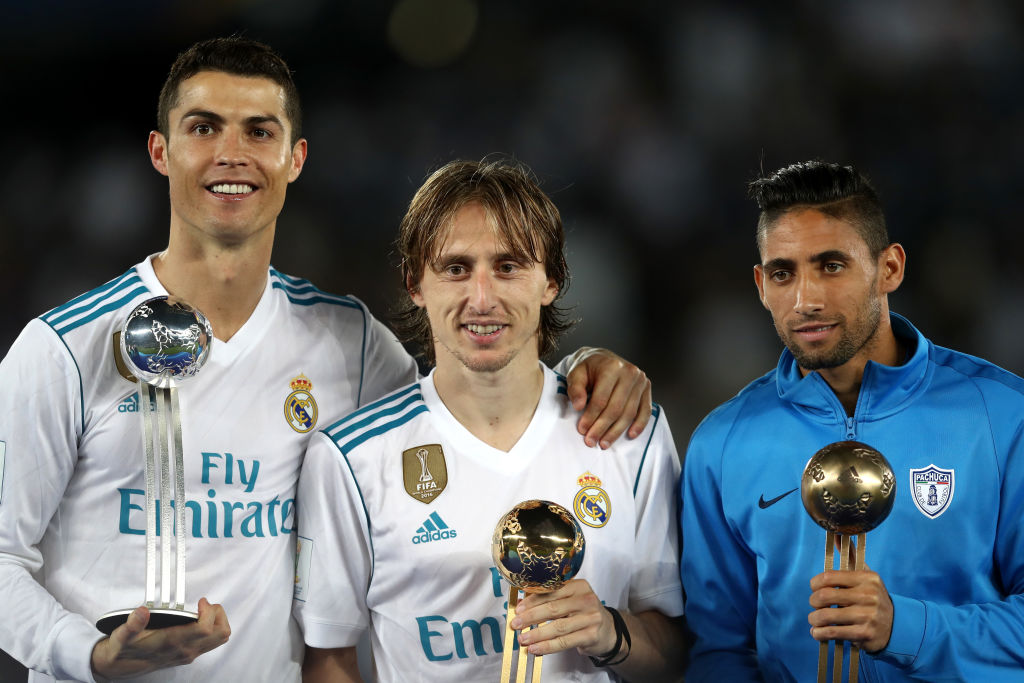 (Da esquerda para a direita) Cristiano Ronaldo do Real Madrid, Luka Modric do Real Madrid e Jonathan Urretaviscaya do CF Pachuca posam com troféus. Cristiano e Modric se livram de The Best (Francois Nel / Getty Images)