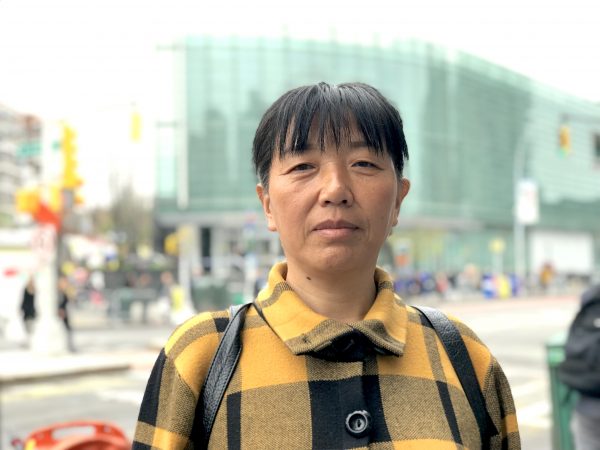 Cao Suqin, praticante chinês do Falun Dafa em Flushing, Nova York, antes de uma manifestação pacífica do Falun Dafa em 20 de abril de 2019. Cao, 53 anos, foi condenado a três anos em um campo de trabalhos forçados para suas crenças (Stefania Cox / The Epoch Times)