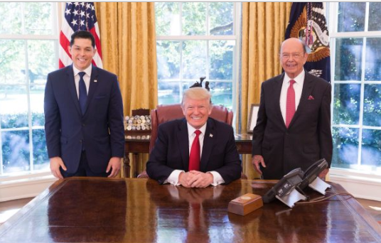 Ex-funcionário do Departamento de Comércio Chris Garcia (à esquerda) com o presidente Donald Trump e o secretário de Comércio Wilbur Ross na Casa Branca em 24 de outubro de 2017 (Foto oficial da Casa Branca por Shealah Craighead)
