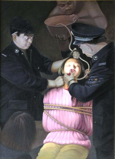 Representação da alimentação forçada de um praticante do Falun Dafa preso (Minghui.org)