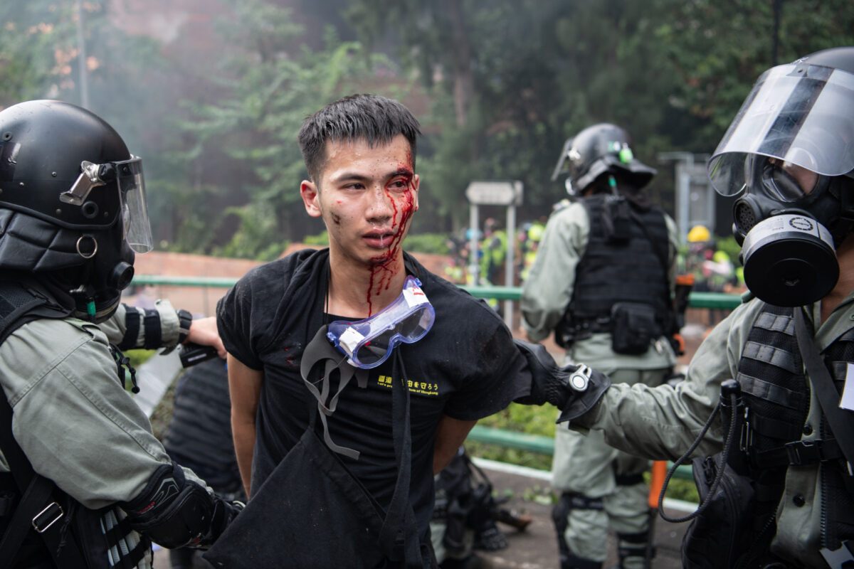 A polícia prende manifestantes na Universidade Politécnica de Hong Kong, em Hong Kong, em 18 de novembro de 2019 (Laurel Chor / Getty Images)