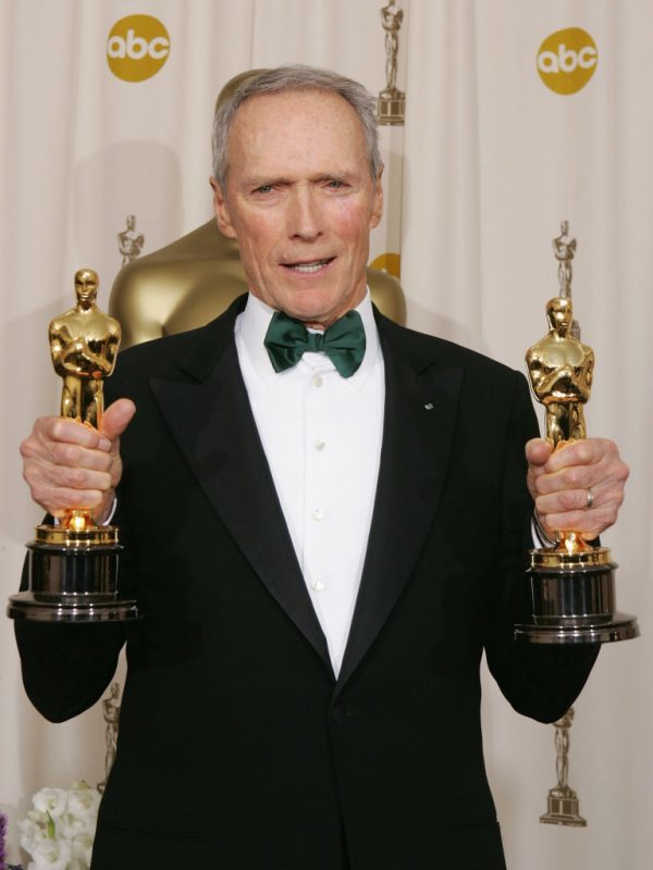  Eastwood posa com seus prêmios de Melhor Diretor e Melhor Filme por “Million Dollar Baby” no 77º Academy Awards em Hollywood, Califórnia, em 27 de fevereiro de 2005 (© Getty Images |  JEFF HAYNES)