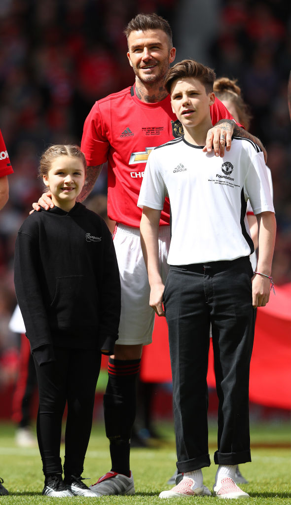 David Beckham e seus filhos Harper e Cruz em Old Trafford, Manchester, Inglaterra, em 2019 (© Getty Images | Matthew Lewis)