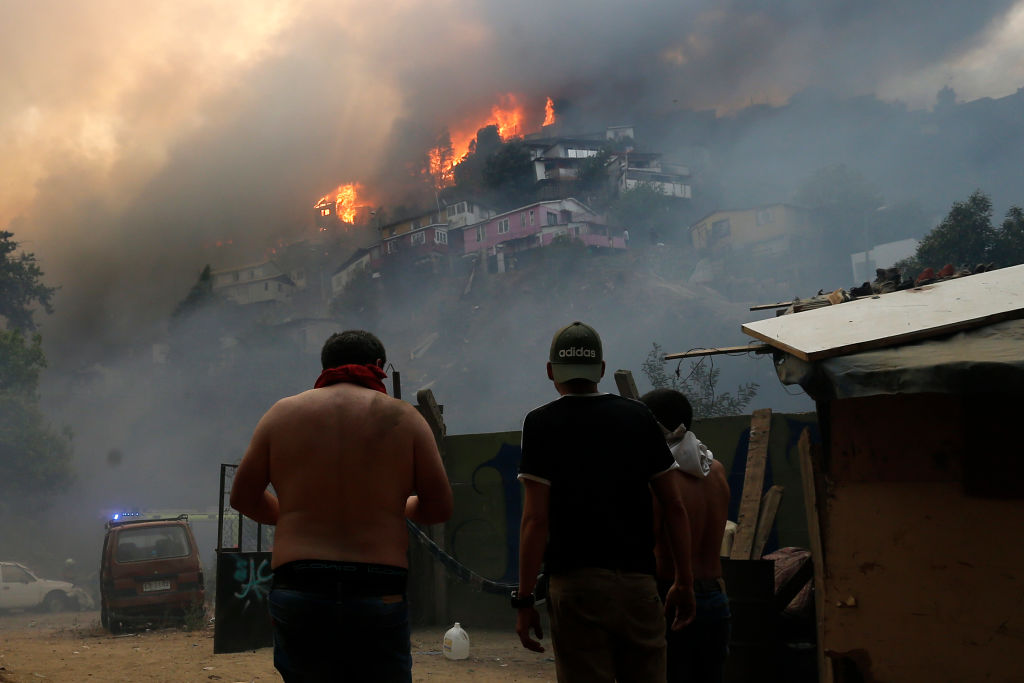Casas são queimadas durante um incêndio florestal na Rocuant Hill, em Valparaíso, no Chile, em 24 de dezembro de 2019 (RAUL ZAMORA / ATON CHILE / AFP através da Getty Images)