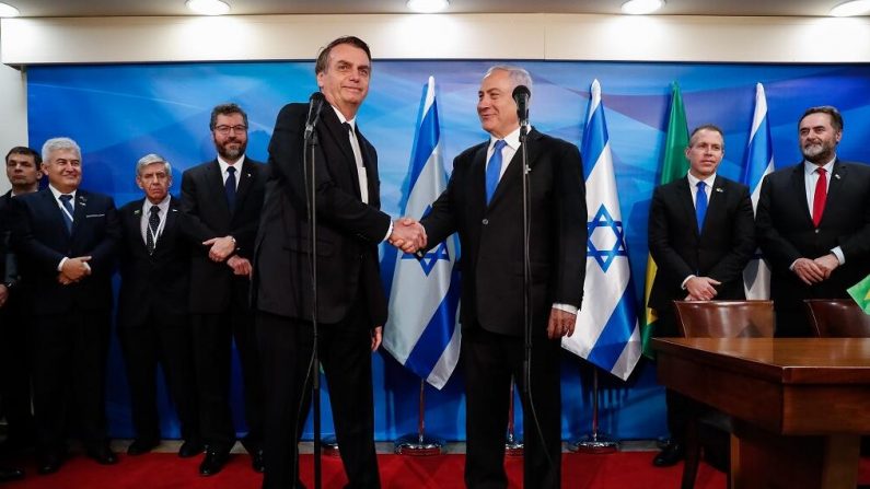 Presidente da República, Jair Bolsonaro, e o Primeiro-Ministro de Israel, Senhor Benjamin Netanyahu, durante cerimônia de assinatura de acordos (Foto: Alan Santos/PR)