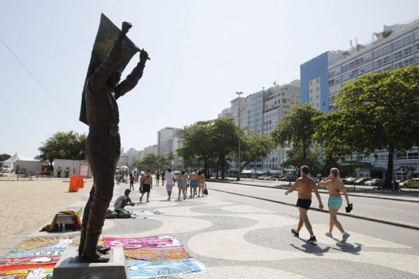  Estátua do piloto Ayrton Senna em tamanho real é instalada no calçadão de Copacabana