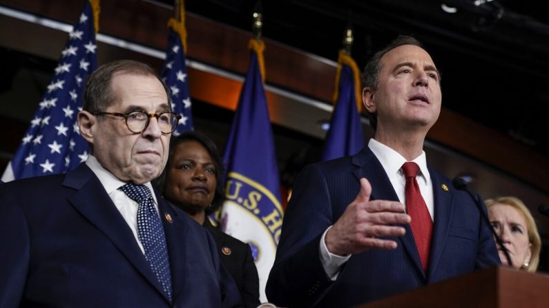 El representante Jerry Nadler (D-N.Y.) y la representante Val Demmings (D-Fla.) observan al representante Adam Schiff (D-Calif.) durante una conferencia de prensa en Washington el 28 de enero de 2020. (Drew Angerer/Getty Images)