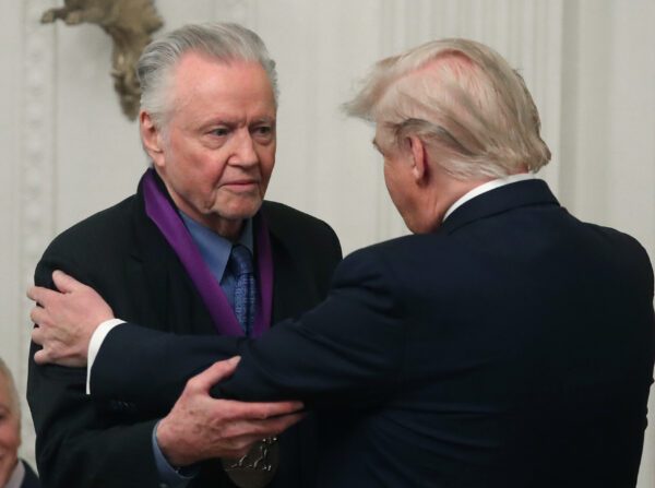 El presidente Donald Trump (D) entrega al actor Jon Voight la Medalla Nacional de las Artes durante una ceremonia en el Salón Este de la Casa Blanca en Washington el 21 de noviembre de 2019. (Mark Wilson/Getty Images)
