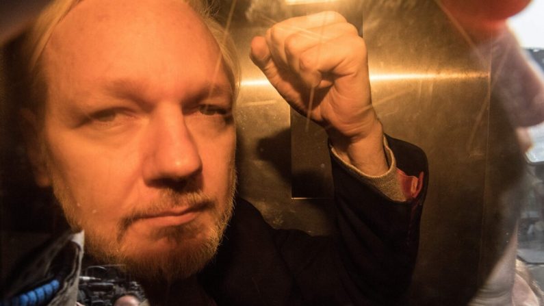 El fundador de WikiLeaks Julian Assange llega a la corte en Londres el 1 de mayo de 2019. (Daniel Leal-Olivas/AFP vía Getty Images)