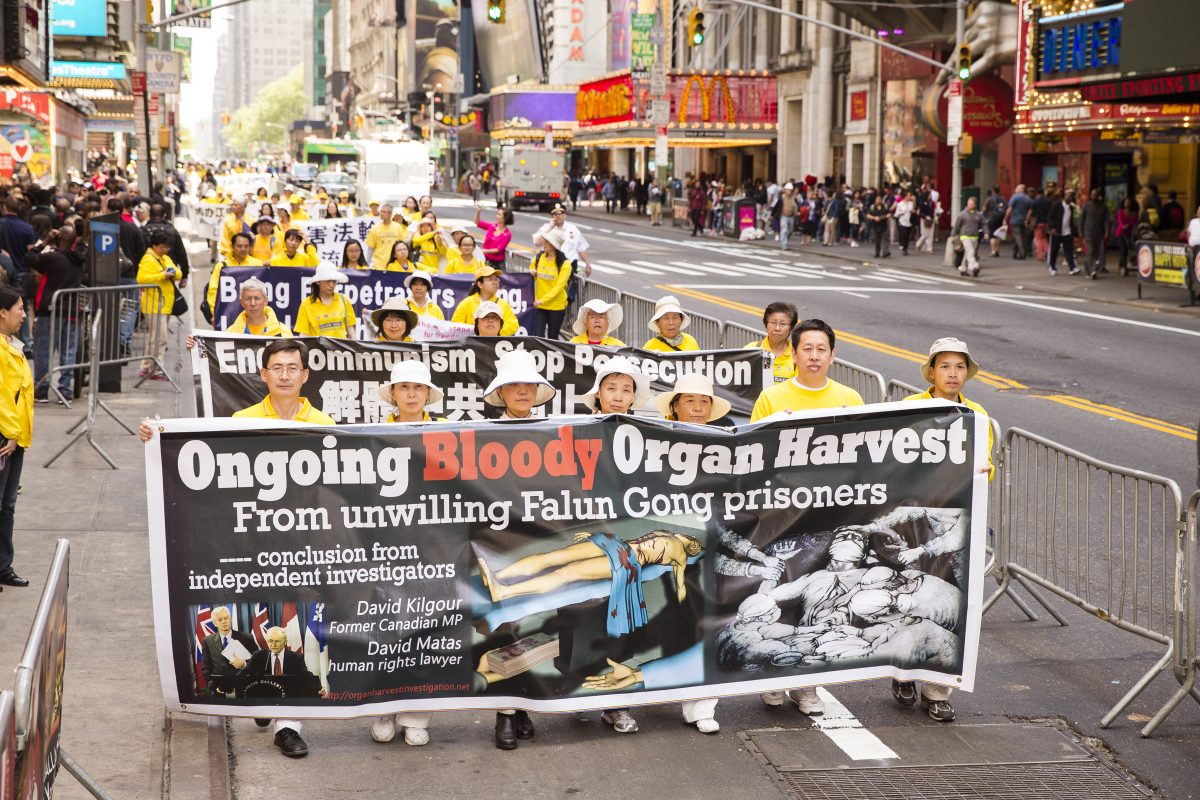 Falun Gong practitioners hold a banner in reference to organ harvesting of practitioners that is still happening today inside China. (Edward Dai/Epoch Times)