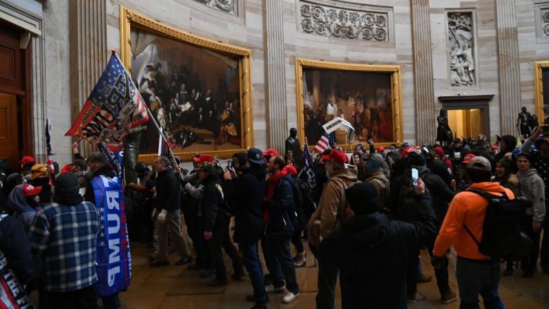 Un grupo de manifestantes entra en la rotonda del Capitolio en Washington el 6 de enero de 2021. (Saul Loeb/AFP vía Getty Images)