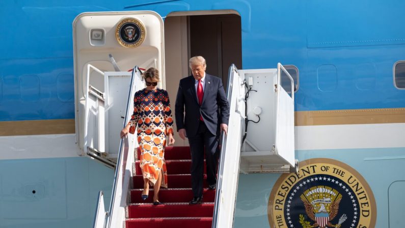 El presidente saliente, Donald Trump, y la primera dama, Melania Trump, salen del Air Force One en el aeropuerto internacional de Palm Beach de camino al club Mar-a-Lago, en West Palm Beach, Florida, el 20 de enero de 2020. (Noam Galai/Getty Images)