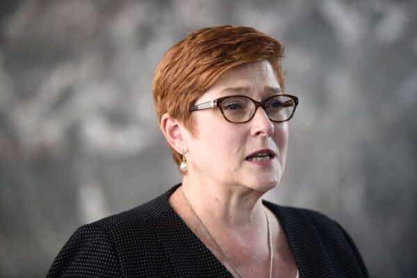 La ministra de Asuntos Exteriores de Australia, Marise Payne, habla con la prensa. (Lillian Suwanrumpha/AFP vía Getty Images)