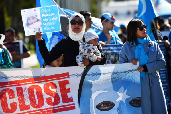 Manifestantes asisten a una marcha a favor de la comunidad uigur en la Casa del Parlamento el 15 de marzo de 2021, en Canberra, Australia. (Foto de Sam Mooy/Getty Images)