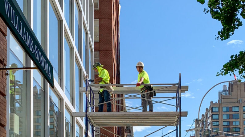 Trabajadores de la construcción mueven una torre de andamios en Manhattan, Nueva York, el 2 de julio de 2020. (Chung I Ho/The Epoch Times)