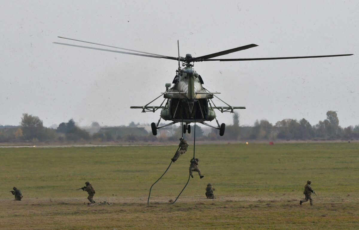 Ukrainian troops land from Mi-8 helicopter