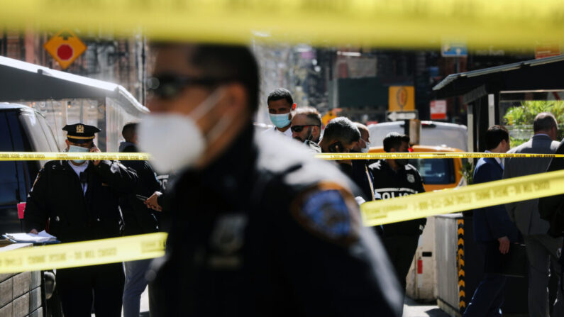 La policía se reúne en la escena de un tiroteo en la tarde a lo largo de la calle Ludlow en el barrio del bajo Manhattan de la ciudad de Nueva York (EE.UU.) el 30 de marzo de 2021. (Spencer Platt/Getty Images)
