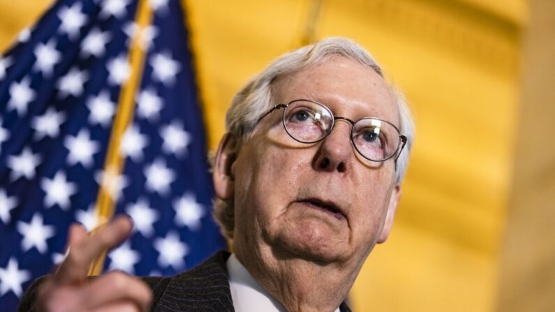 El líder de la minoría del Senado, Mitch McConnell (R-Ky.), ofrece una conferencia de prensa después del almuerzo político del GOP del Senado en el edificio de oficinas del Senado Rayburn en el Capitolio en Washington el 2 de marzo de 2021. (Samuel Corum/Getty Images)