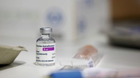 Mujer lesionada por la vacuna en ensayo clínico demanda a AstraZeneca