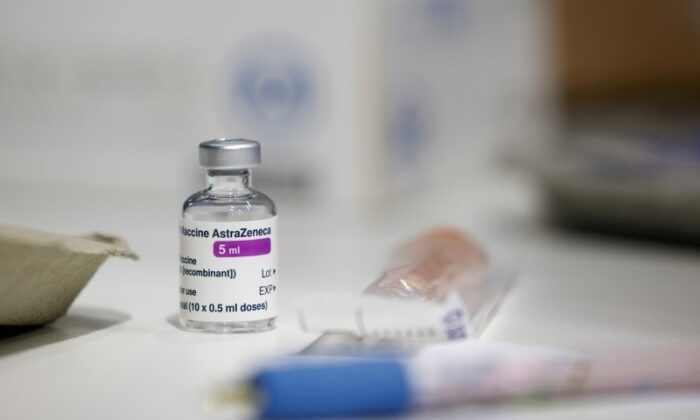Mujer lesionada por la vacuna en ensayo clínico demanda a AstraZeneca