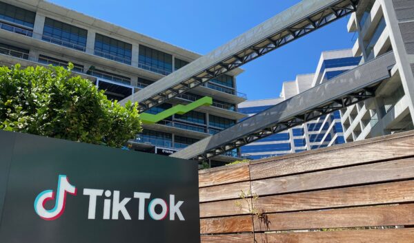El logotipo de TikTok en el nuevo espacio de oficinas de la compañía, en el campus C3, en Culver City, Los Ángeles, California, el 11 de agosto de 2020. (Chris Delmas/AFP vía Getty Images)