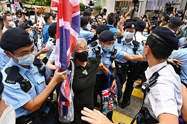 La activista Alexandra Wong (C), también conocida como la abuela Wong, es llevada por la policía mientras protesta en el 24º aniversario de la entrega de Hong Kong a Gran Bretaña, en Hong Kong el 1 de julio de 2021. (Song Bilong/The Epoch Times)
