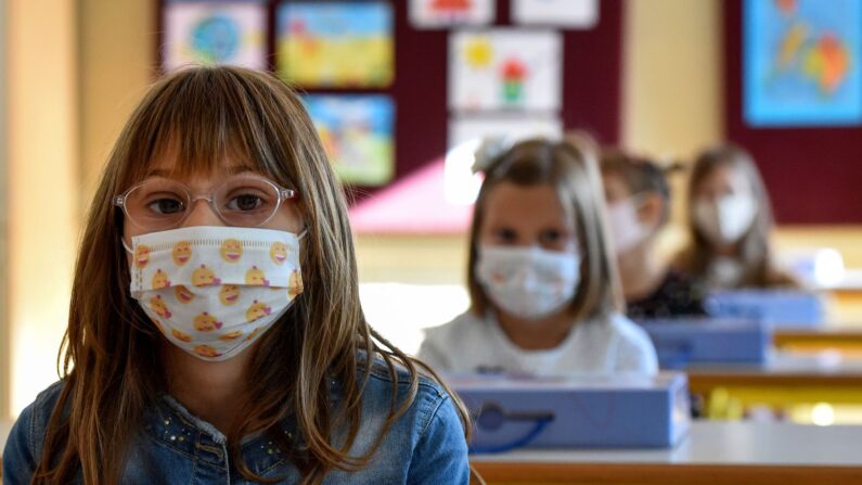 Escolares montenegrinos con mascarillas protectoras para evitar el contagio del COVID-19 en Podgorica, el 30 de septiembre de 2020. (Savo Prelevic/AFP vía Getty Images)
