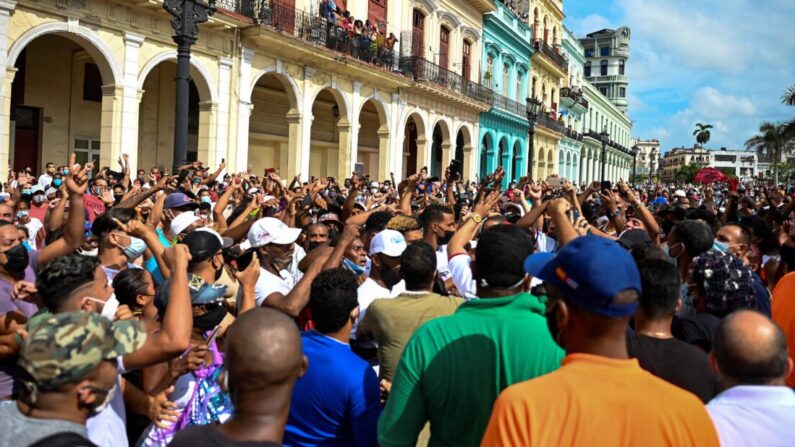 La gente participa en una manifestación contra el régimen del líder cubano Miguel Díaz-Canel en La Habana, el 11 de julio de 2021. (Yamil Lage/AFP vía Getty Images)