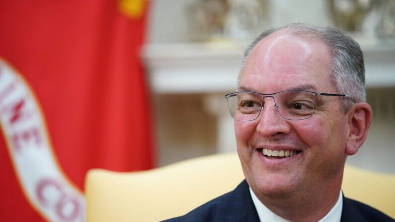 El gobernador demócrata de Luisiana John Bel Edwards en el Despacho Oval de la Casa Blanca el 29 de abril de 2020. (Mandel Ngan/AFP vía Getty Images)