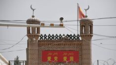 Musulmanes chinos chocan con la policía por demolición parcial de mezquita en Yunnan